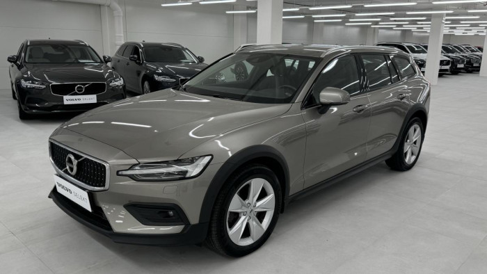 Volvo V60 CROSS COUNTRY B4 REZERVACE