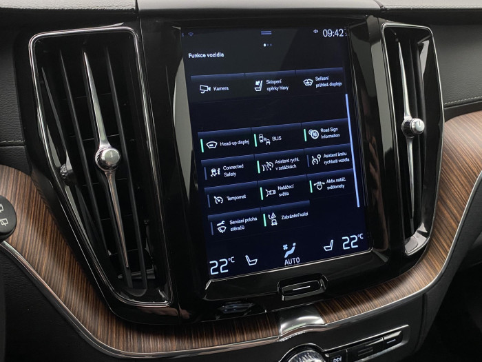 Volvo XC60 B4 AWD INSCRIPTION REZERVACE