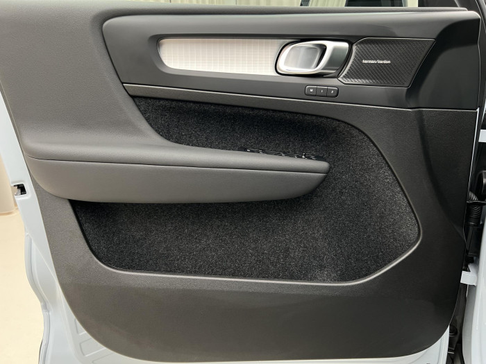 Volvo XC40 B3 PLUS DARK AUT CZ