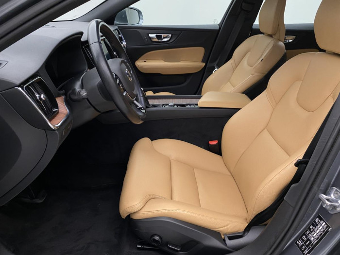 Volvo V60 D3 MOMENTUM NAVIGACE REZERVACE 2.0 d Momentum