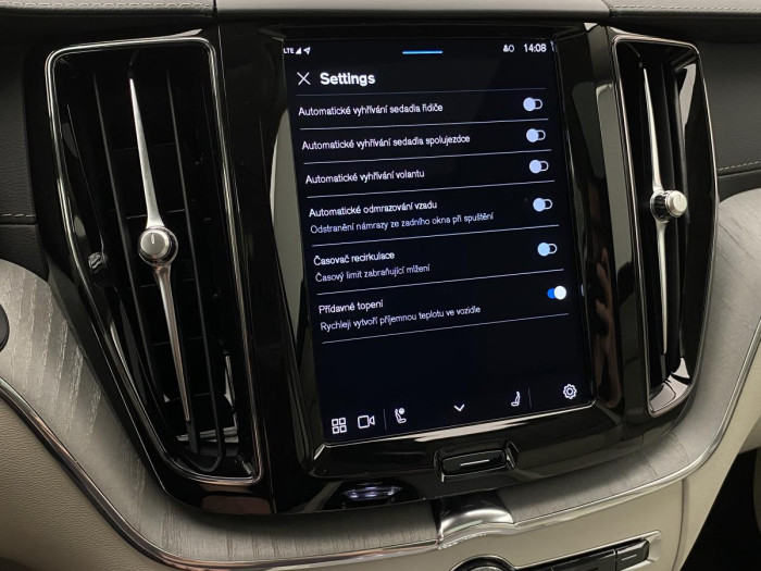 Volvo XC60 B4 AWD ULTIMATE DARK REZERVACE