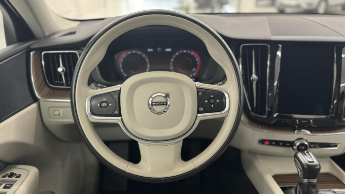 Volvo XC60 T5 AWD MOMENTUM REZERVACE 2.0 Momentum