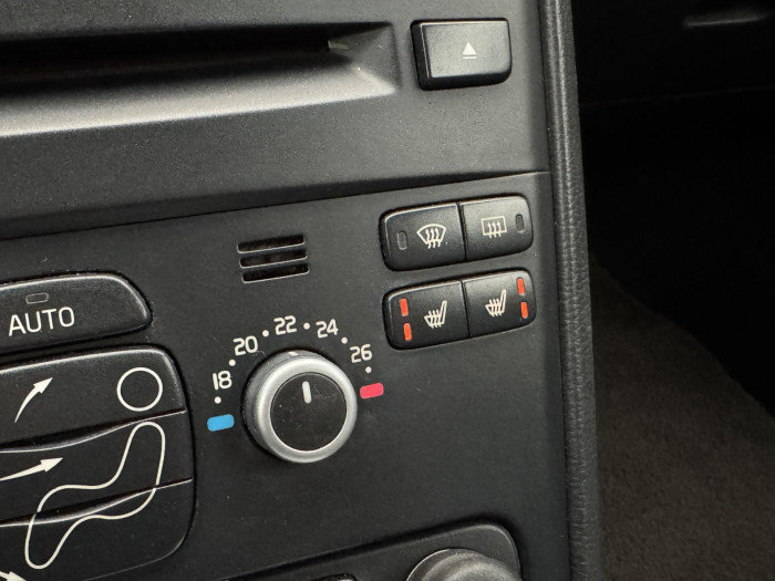 Volvo XC90 D5 AWD SUMMUM AUT 7 míst CZ 2.4 d Summum