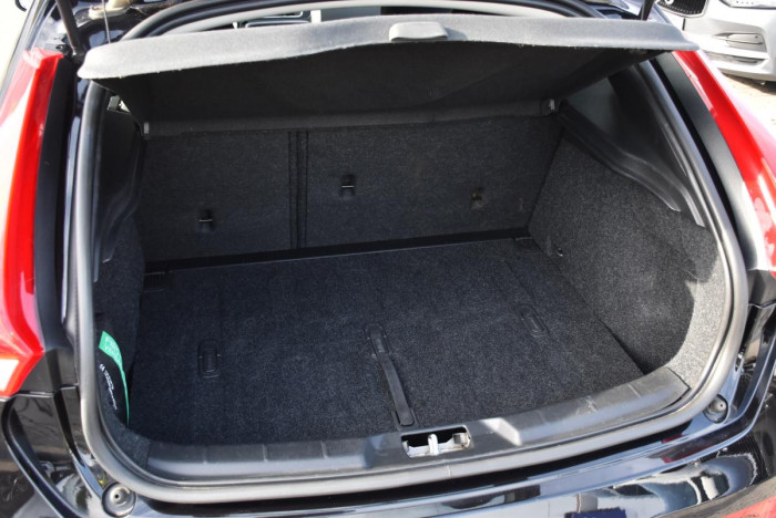 Volvo V40 D2 BLACK EDITION REZERVACE 2.0 d Edition