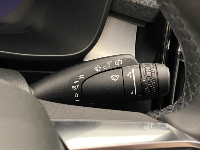 Volvo XC40 B3 DARK PLUS REZERVACE