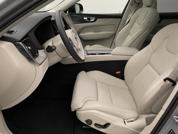 Volvo XC60 B4 AWD ULTIMATE DARK REZERVACE