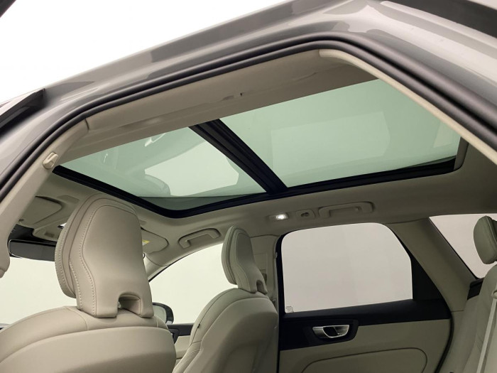 Volvo XC60 B4 AWD ULTIMATE DARK REZERVACE