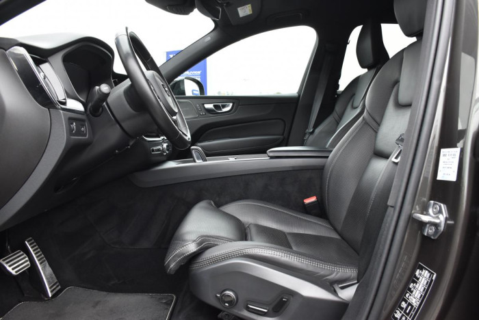 Volvo XC60 B5 AWD R-Design REZERVACE