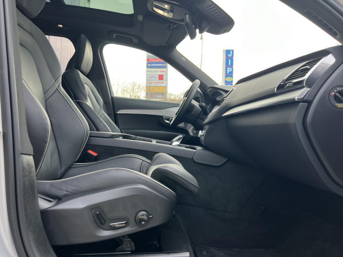 Volvo XC90 B5 AWD ULTIMATE DARK 7MÍSTNÁ
