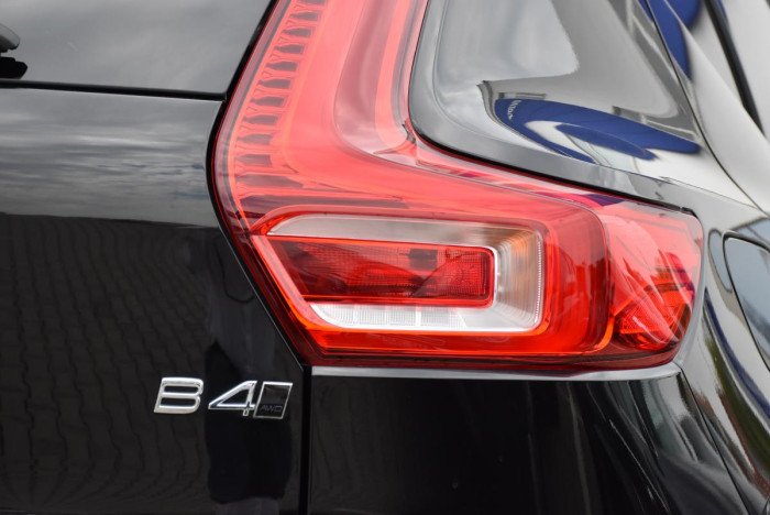 Volvo XC40 B4 AWD MOMENTUM REZERVACE 2.0 Momentum