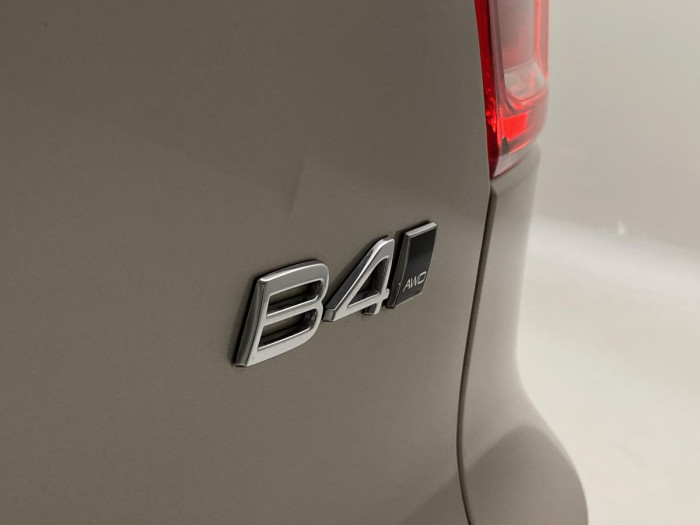 Volvo XC40 B4 AWD PLUS BRIGHT REZERVACE 2.0 Plus