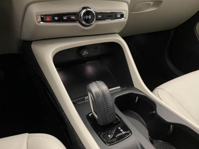 Volvo XC40 T4 MOMENTUM AUT REZERVACE 2.0 Momentum