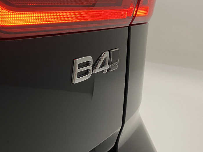 Volvo XC60 B4 AWD R-DESIGN REZERVACE