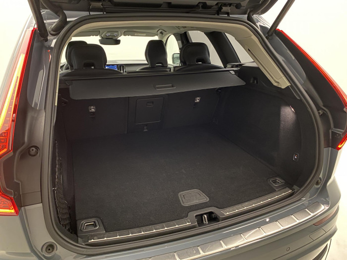 Volvo XC60 B4 AWD PLUS DARK AUT 1.maj
