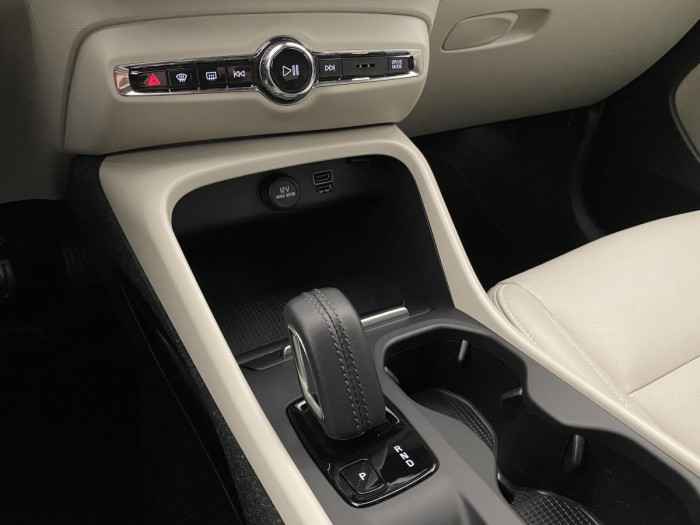 Volvo XC40 B4 MOMENTUM AUT REZERVACE 2.0 Momentum