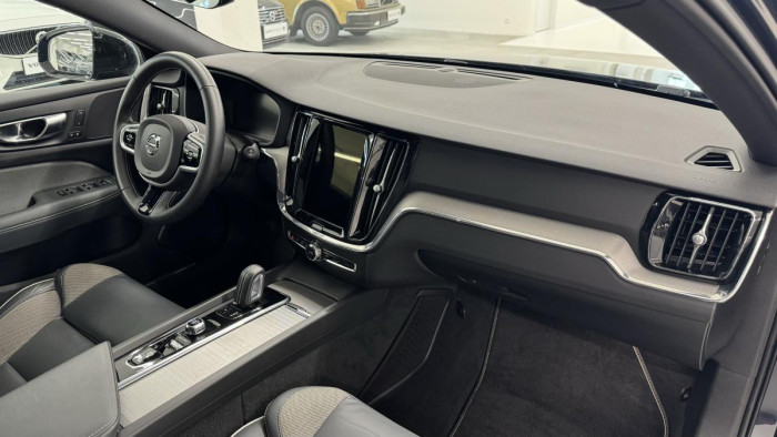 Volvo V60 V60 B4 R-DESIGN AUT REZERVACE