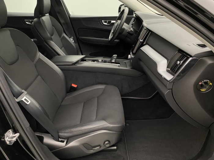 Volvo XC60 B4 AWD MOMENTUM AUT REZERVACE 2.0 Momentum