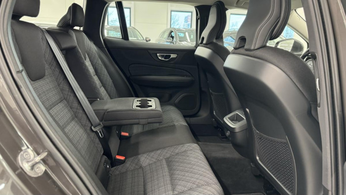 Volvo V60 B4 MOMENTUM AUT REZERVACE 2.0 Momentum