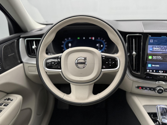 Volvo XC60 B5 AWD DARK ULTRA REZERVACE