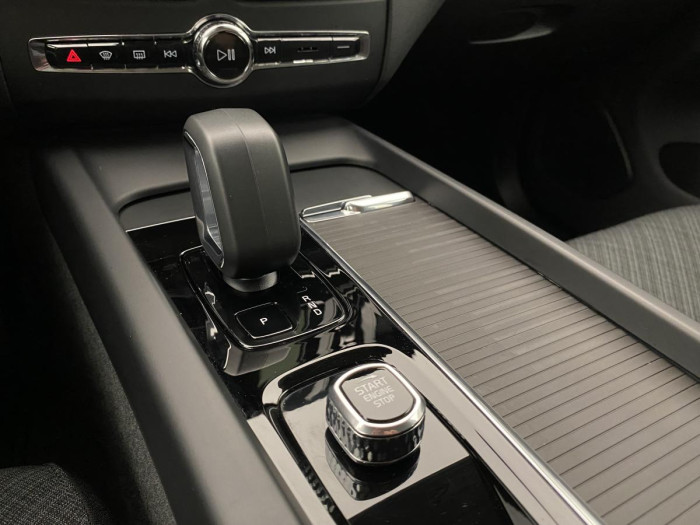 Volvo XC60 B4 MOMENTUM AUT REZERVACE 2.0 Momentum