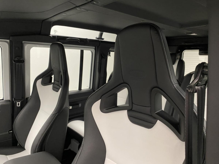 Land Rover Defender WORKS V8 TROPHY II 1 z 25 5.0 V8