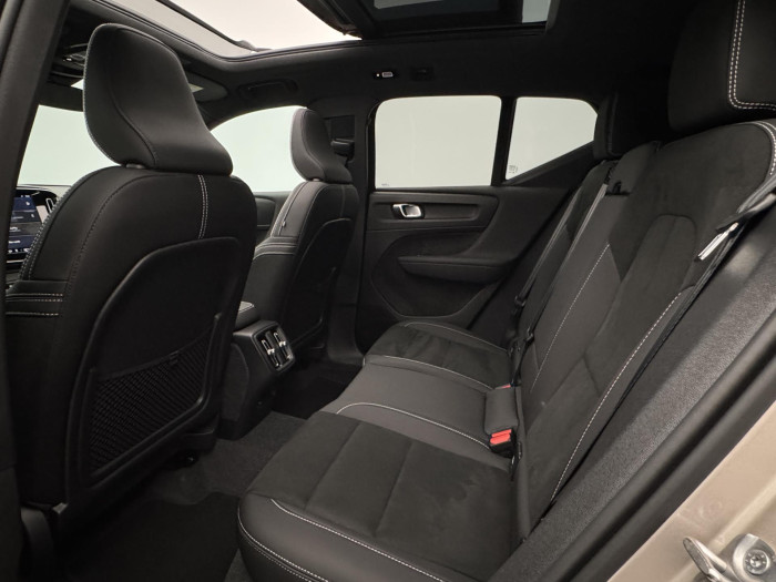 Volvo XC40 B4 ULTIMATE DARK REZERVACE