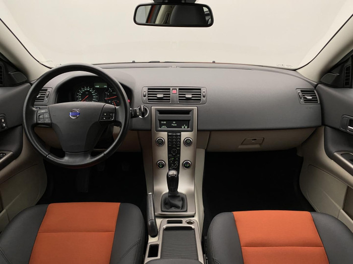Volvo C30 1.6i MOMENTUM CZ REZERVACE 1.6 i Momentum