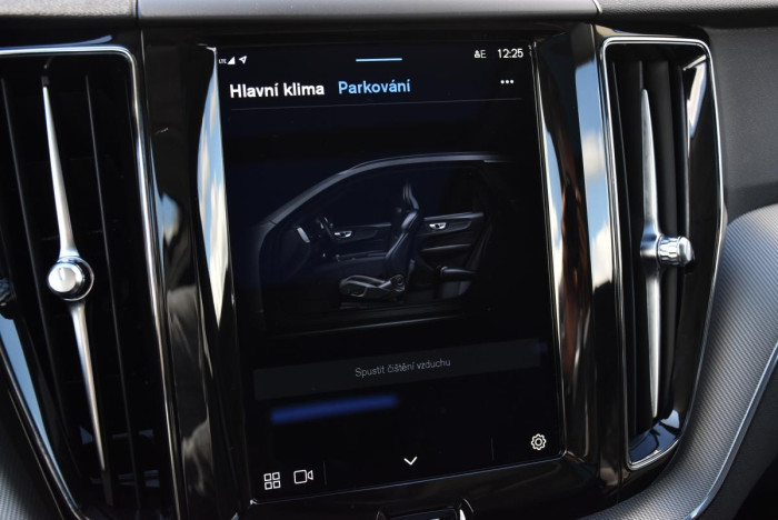 Volvo XC60 B4 AWD R-Design REZERVACE