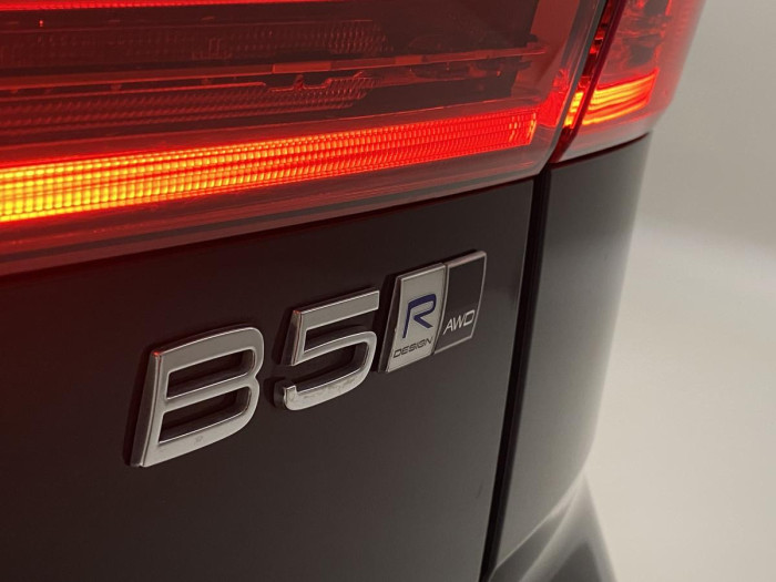 Volvo XC60 B5 AWD R-DESIGN REZERVACE