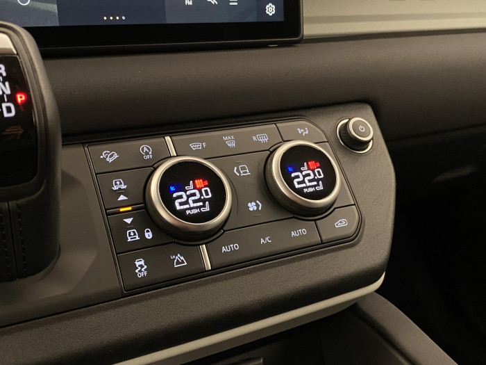 Land Rover Defender D250 SE AWD AUT REZERVACE 3.0 d SE