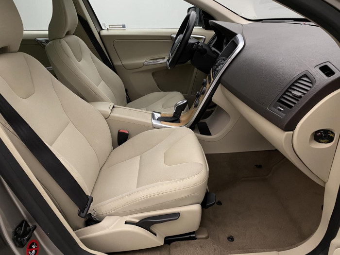 Volvo XC60 D5 AWD MOMENTUM AUT REZERVACE 2.4 d Momentum