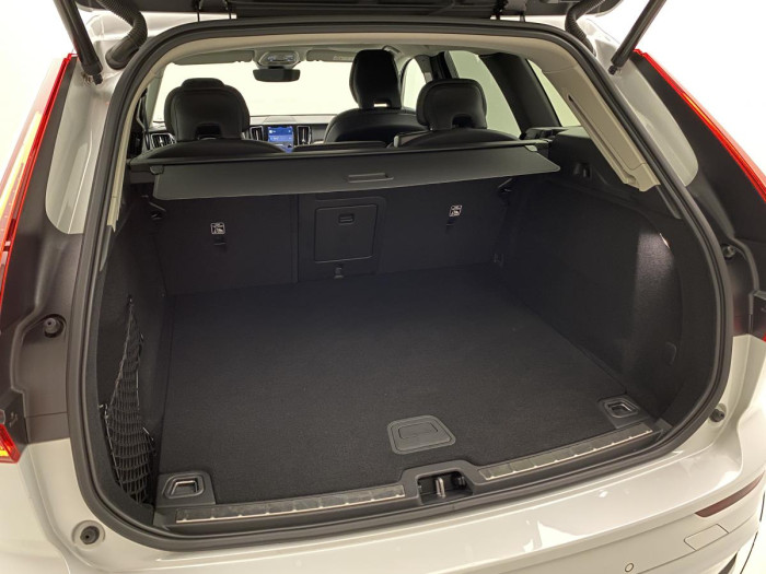 Volvo XC60 B5 AWD PLUS DARK CZ REZERVACE