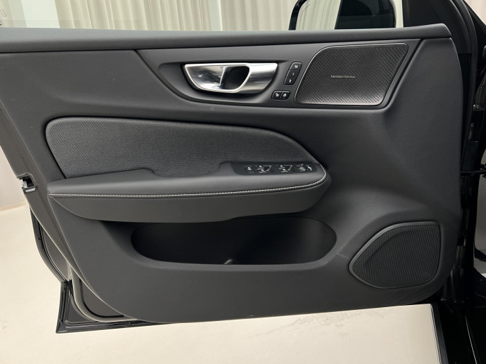 Volvo V60 T6 AWD RECHARGE ULTRA DARK AUT