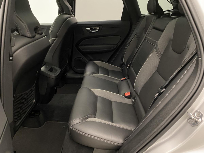 Volvo XC60 B4 AWD R-DESIGN AUT REZERVACE