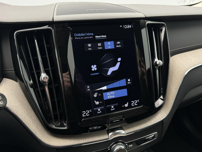 Volvo XC60 B5 AWD INSCRIPTION REZERVACE