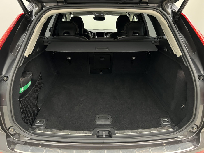 Volvo XC60 B4 AWD PLUS DARK AUT 1.maj.