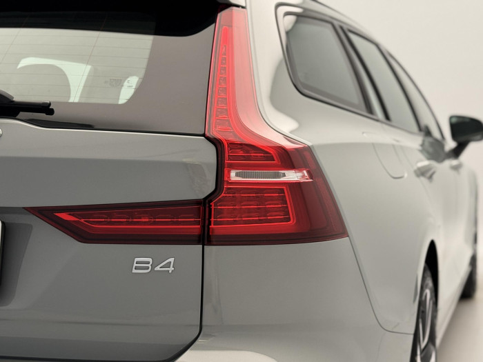 Volvo V60 B4 PLUS DARK CZ 1.maj