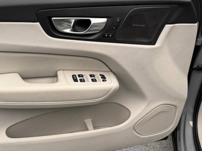 Volvo XC60 B5 AWD DARK ULTRA REZERVACE