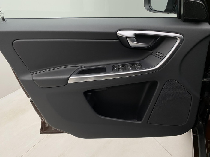 Volvo XC60 D4 AWD MOMENTUM REZERVACE 2.4 d Momentum