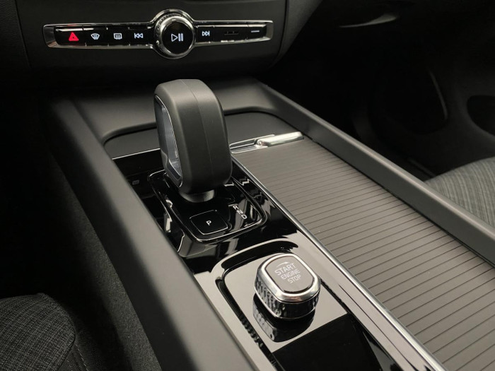 Volvo XC60 B4 MOMENTUM AUT REZERVACE 2.0 Momentum