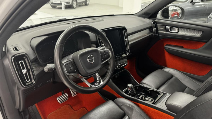 Volvo XC40 T4 AWD R-DESIGN REZERVACE