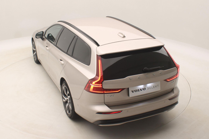 Volvo V60 B4 PLUS DARK AUT CZ 1.maj