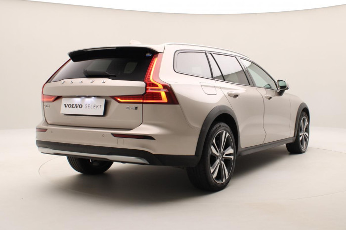 Volvo V60 CC B4 AWD PLUS AUT CZ 1.maj