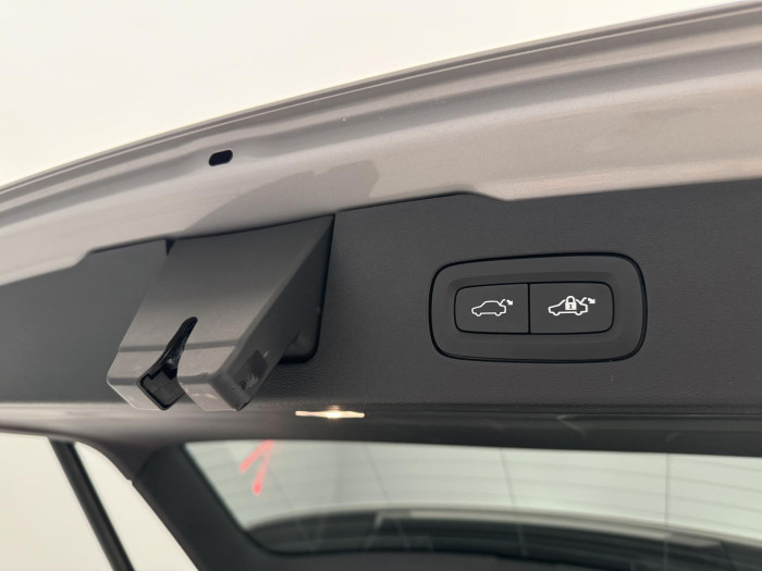 Volvo V60 B4 PLUS DARK 1.maj