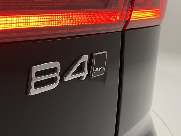 Volvo XC60 B4 AWD MOMENTUM AUT REZERVACE 2.0 Momentum