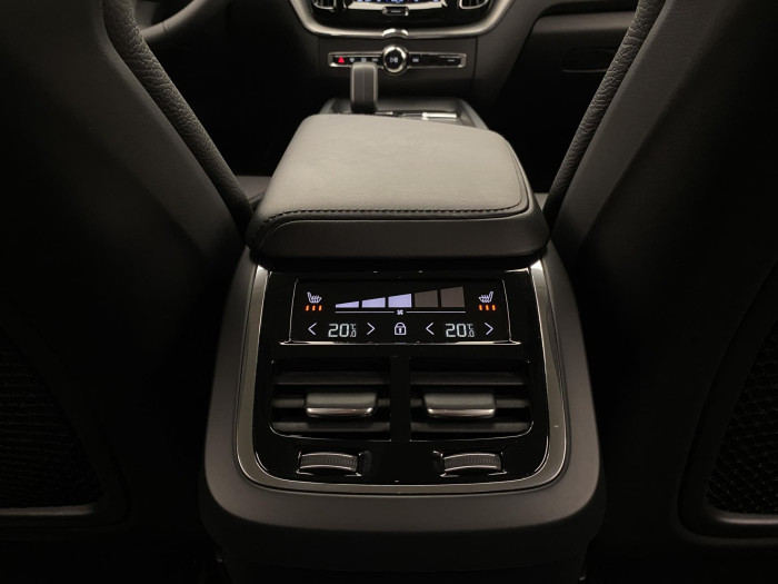 Volvo XC60 B4 PLUS DARK AUT 1.maj