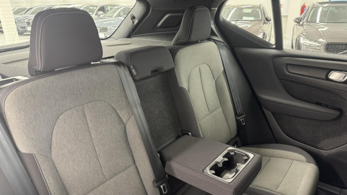 Volvo XC40 B4 MOMENTUM REZERVACE 2.0 Momentum