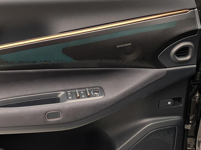 Lynk & Co 08 MORE PHEV