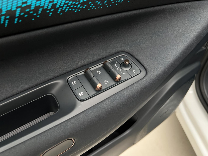 Lynk & Co 08 MORE PHEV