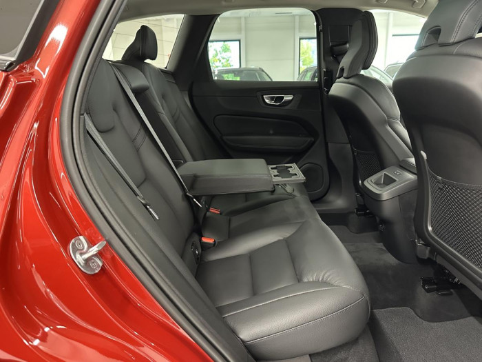 Volvo XC60 B4 AWD PLUS DARK REZERVACE 2.0 Plus